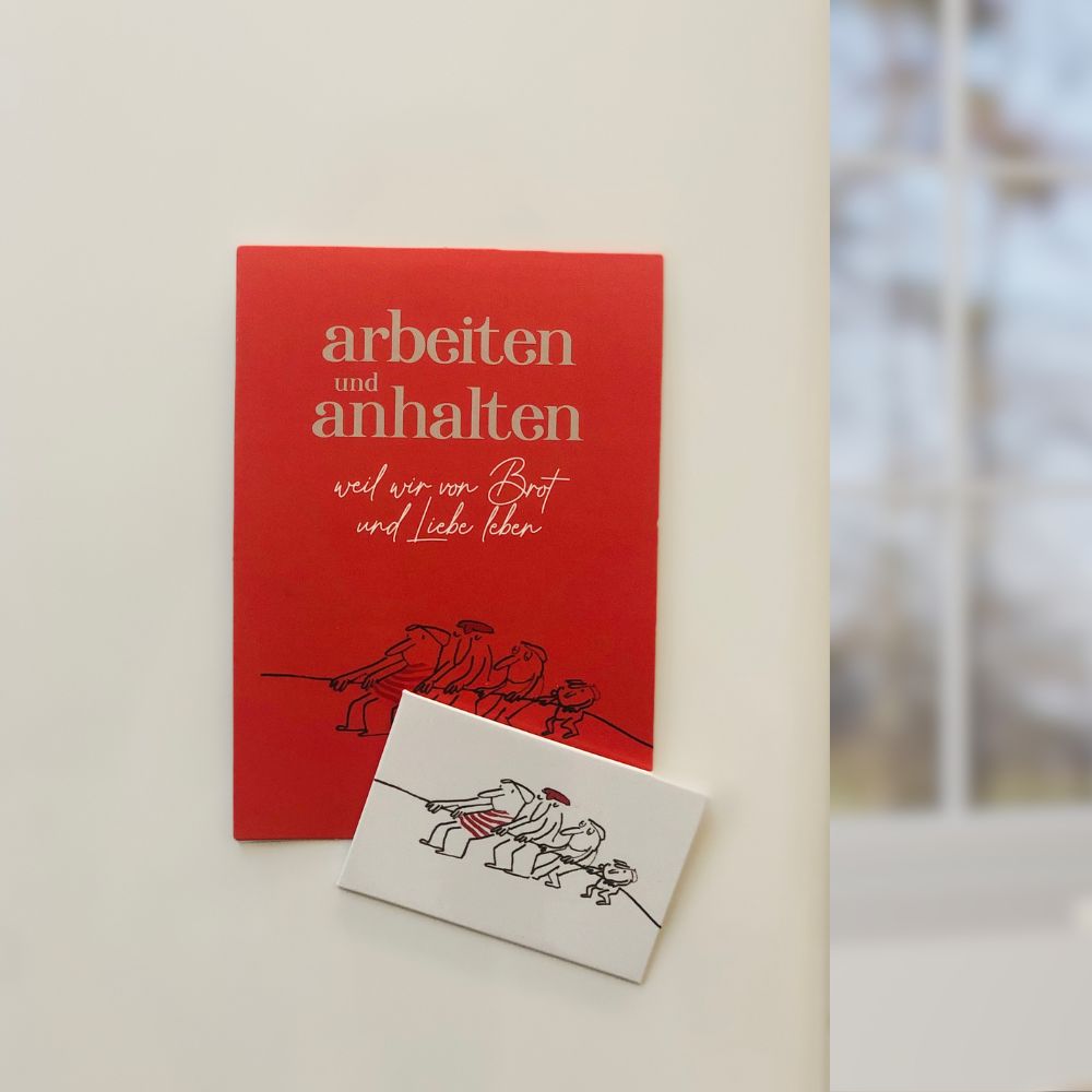 Magnet mit Postkarte 'arbeiten und anhalten'